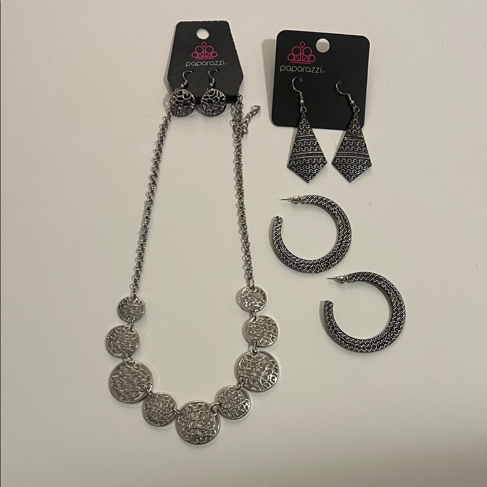 Paparazzi Silver Textured Necklace Set (Make me an offer)